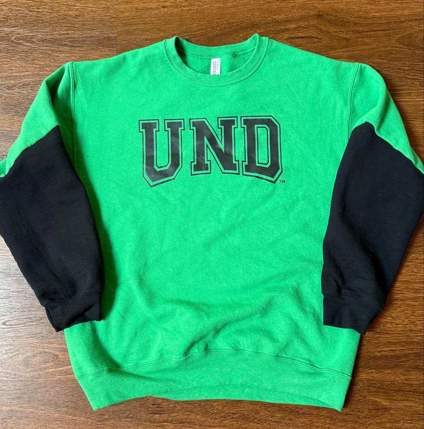 UND color block Crewneck
